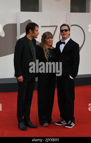 Venedig, Italien. 08. September 2022. Brad Pitt nimmt am 08. September 79. 2022 in Venedig, Italien, an dem „Blond“-Teppich des Internationalen Filmfestivals in Venedig Teil. Quelle: SIPA USA/Alamy Live News Stockfoto