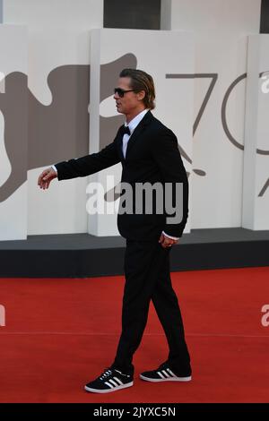 Venedig, Italien. 08. September 2022. Brad Pitt nimmt am 08. September 79. 2022 in Venedig, Italien, an dem „Blond“-Teppich des Internationalen Filmfestivals in Venedig Teil. Quelle: SIPA USA/Alamy Live News Stockfoto