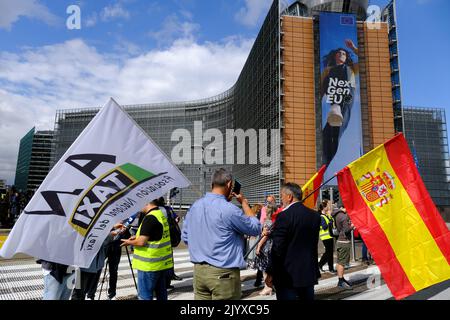 Brüssel, Belgien. 08. September 2022. Die europäischen Gewerkschaften der Taxifahrer halten Transparente und Flaggen, während sie während eines Protestes gegen Uber am 8. September 2022 in Brüssel, Belgien, marschieren. Kredit: ALEXANDROS MICHAILIDIS/Alamy Live Nachrichten Stockfoto