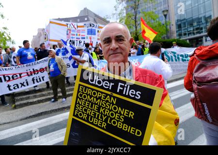 Brüssel, Belgien. 08. September 2022. Die europäischen Gewerkschaften der Taxifahrer halten Transparente und Flaggen, während sie während eines Protestes gegen Uber am 8. September 2022 in Brüssel, Belgien, marschieren. Kredit: ALEXANDROS MICHAILIDIS/Alamy Live Nachrichten Stockfoto