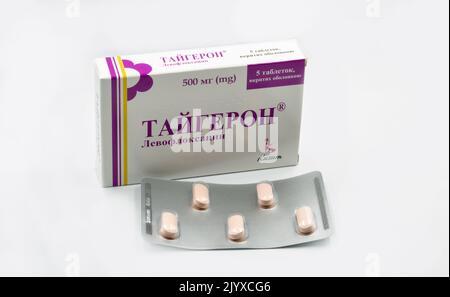 Kiew, Ukraine - 21. November 2021: Taygeron Levofloxacin Antibiotikatabletten Blister und Box von Kusum closeup auf weiß. Es wird zur Behandlung von Bacter verwendet Stockfoto