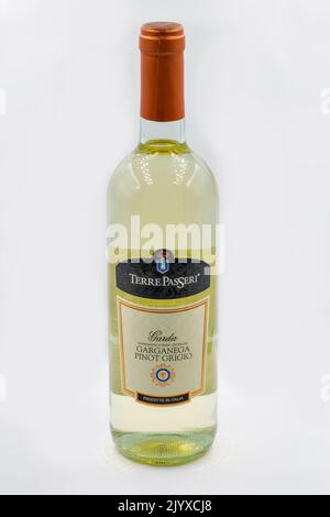 Kiew, Ukraine - 21. November 2021: Italienische Terre Passeri Garda Garganega Pinot Grigio Weißweinflasche aus der Nähe auf Weiß. Stockfoto