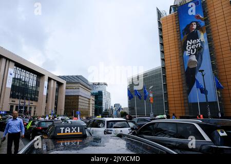 Brüssel, Belgien. 08. September 2022. Europäische Taxifahrergewerkschaften blockieren die Straßen mit ihren Autos während eines Protestes gegen Uber in Brüssel, Belgien, am 8. September 2022. Kredit: ALEXANDROS MICHAILIDIS/Alamy Live Nachrichten Stockfoto