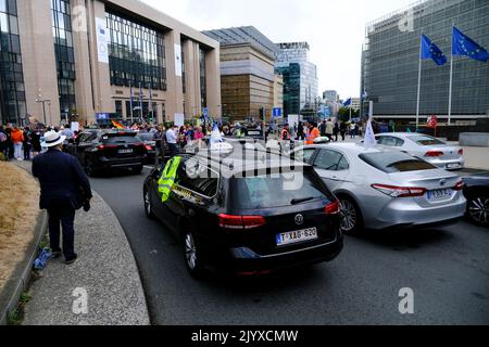 Brüssel, Belgien. 08. September 2022. Europäische Taxifahrergewerkschaften blockieren die Straßen mit ihren Autos während eines Protestes gegen Uber in Brüssel, Belgien, am 8. September 2022. Kredit: ALEXANDROS MICHAILIDIS/Alamy Live Nachrichten Stockfoto