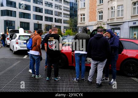 Brüssel, Belgien. 08. September 2022. Europäische Taxifahrergewerkschaften blockieren die Straßen mit ihren Autos während eines Protestes gegen Uber in Brüssel, Belgien, am 8. September 2022. Kredit: ALEXANDROS MICHAILIDIS/Alamy Live Nachrichten Stockfoto