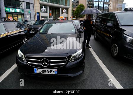 Brüssel, Belgien. 08. September 2022. Europäische Taxifahrergewerkschaften blockieren die Straßen mit ihren Autos während eines Protestes gegen Uber in Brüssel, Belgien, am 8. September 2022. Kredit: ALEXANDROS MICHAILIDIS/Alamy Live Nachrichten Stockfoto