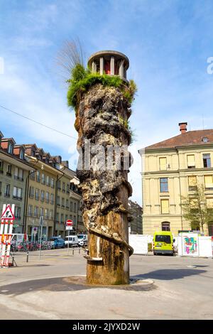 Meret Oppenheim Brunnen mit Kalkstein-Tuffstein, Pflanzen und Moosen auf der Oberfläche eines Betonkerns, Bern, Schweiz Stockfoto