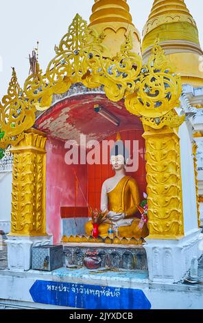 Die kleine Statue des meditierenden Buddha im winzigen Schrein des Wat Pa Kham Temple, Pai, Thailand Stockfoto