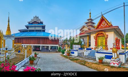 Panorama mit malerischen Schreinen und goldenen Chedi des Wat Pa Kham Temple, Pai, Thailand Stockfoto