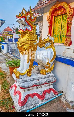 Die farbige Statue des Singha (Chinthe) Löwen, auf dem Gelände des Wat Pa Kham Tempels, Pai, Thailand Stockfoto