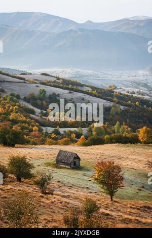 Herbstaufgang in den Karpaten. Nebliger Morgen Stockfoto
