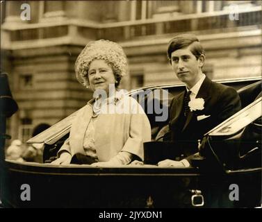 06. Jun. 1968 - Farbstrooping: Die Zeremonie der Farbstrooping fand heute Morgen auf der Horse Guards Parade statt, um den offiziellen Geburtstag der Königin zu feiern. Die Farbe, die in den Tropfer fiel, war die des Bataillons Coldstream Guards aus dem Jahr 2.. Das Foto zeigt die Königin-Mutter und PRINZ CHARLES, als sie den Buckingham Palace zur Trooping-Zeremonie bei der Horse Guards Parade verlassen. (Bild: © Keystone Press Agency/ZUMA Press Wire) Stockfoto