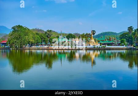 Der szenische Spiegel Nong Kham Lake in der Altstadt von Mae Hong Son mit Pagoden von Wat Chong Kham, Wat Chong Klang Tempeln im Hintergrund, Thailand Stockfoto