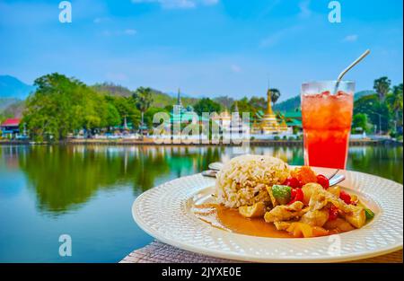 Der Reis mit Hühnereintopf und Gemüse im Restaurant im Freien am Nong Kham Lake, Mae Hong Son, Thailand Stockfoto