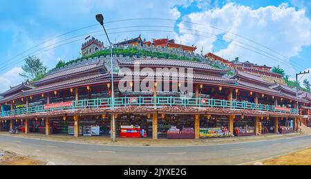 BAN RAK THAI, THAILAND - 6. MAI 2019: Panorama des traditionellen Teemarktes mit kleinen Ständen, die lokale Produkte anbieten, am 6. Mai in Ban Rak Thai Stockfoto