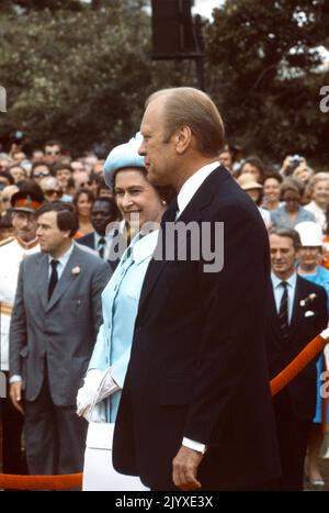 **DATEI FOTO** Queen Elizabeth II ist verstorben. Der Präsident der Vereinigten Staaten, Gerald R. Ford, veranstaltet am 7. Juli 1976 im Weißen Haus in Washington, DC eine Zeremonie zur Ankunft der britischen Königin Elizabeth II. Die Queen ist in Washington für einen Staatsbesuch. Quelle: Benjamin E. 'Gene' Forte/CNP /MediaPunch Stockfoto