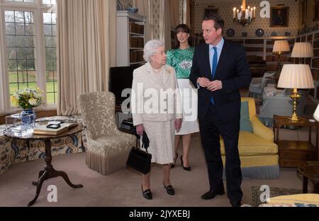 Aktenfoto vom 24/7/2014 Königin Elizabeth II. Zeigt Chequers von Premierminister David Cameron, wo sie und der Herzog von Edinburgh mit dem Premierminister und seiner Frau Samantha zu Mittag aßen. Die Regierung der Königin umfasste viele britische Regierungen unter 14 Premierministern und Dutzende weitere im Commonwealth. Sie erhielt wöchentliche Briefings vom Premierminister des Tages und Dutzende Regierungsdokumente, die jede Woche zur formellen Genehmigung über ihren Schreibtisch gingen. Ausgabedatum: Donnerstag, 8. September 2022. Stockfoto