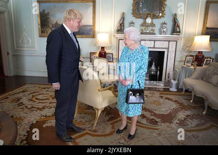 Datei-Foto vom 24/07/19 von Königin Elizabeth II., die den neu gewählten Vorsitzenden der Konservativen Partei Boris Johnson während einer Audienz im Buckingham Palace, London, begrüßt hat. Das wöchentliche Publikum der Königin mit dem Premierminister wurde diese Woche verschoben, um Boris Johnson zu ermöglichen, sich auf das Rennen gegen die Uhr zu konzentrieren, um ein Handelsabkommen nach dem Brexit zu erreichen. Die Regierung der Königin umfasste viele britische Regierungen unter 14 Premierministern und Dutzende weitere im Commonwealth. Sie erhielt wöchentliche Briefings vom Premierminister des Tages und Dutzende von Regierungsdokumenten, die jede Woche über ihren Schreibtisch für fo gingen Stockfoto