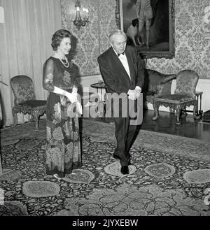 Datei-Foto vom 23/3/1976 von Harold Wilson, dem scheidenden Premierminister, der Königin Elizabeth II. In den State Room in der Downing Street 10 eskortierte, wo Herr und Frau Wilson ihre Majestät bei einem Abschiedsessen unterhielten. Die Regierung der Königin umfasste viele britische Regierungen unter 14 Premierministern und Dutzende weitere im Commonwealth. Sie erhielt wöchentliche Briefings vom Premierminister des Tages und Dutzende Regierungsdokumente, die jede Woche zur formellen Genehmigung über ihren Schreibtisch gingen. Ausgabedatum: Donnerstag, 8. September 2022. Stockfoto