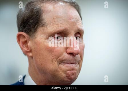 Washington, Vereinigte Staaten. 08. September 2022. Der Senator der Vereinigten Staaten, Ron Wyden (Demokrat von Oregon), spricht mit Reportern, während er am Donnerstag, den 8. September 2022, bei einer Abstimmung im US-Kapitol in Washington, DC, durch die Senatsunterbahn geht. Kredit: Rod Lampey/CNP/dpa/Alamy Live Nachrichten Stockfoto