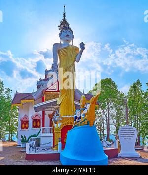 Der goldene Buddha auf dem Gelände des Wat Phrathat Doi Kong Mu, Mae Hong Son, Thailand Stockfoto