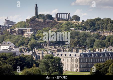 Holyrood Palace und Calton Hill, Edinburgh Stockfoto