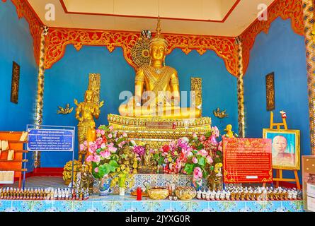 MAE HONG SOHN, THAILAND - 6. MAI 2019: Das farbige Innere des Schreins von Wat Phrathat Doi Kong Mu mit goldenen Bildern von Buddha und Lotusblumen, o Stockfoto