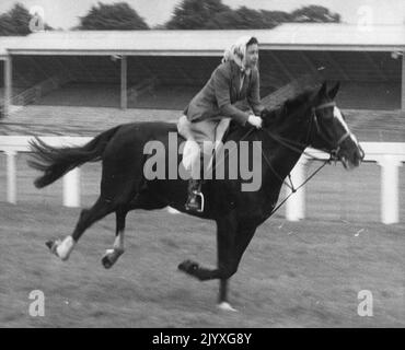 Datei-Foto vom 16/6/1960 von Queen Elizabeth II Reiten auf der Rennbahn vor der Eröffnung des dritten Tages des Royal Ascot Treffen, als sie an einem inoffiziellen "Rennen" teilgenommen und wurde vierte vor anderen Mitgliedern ihrer Gruppe von sieben. Pferde, wie Hunde, waren die lebenslange Liebe der Königin und sie hatte ein unglaubliches Wissen über Zucht und Blutslinien. Ob Vollblutrennen oder Ponys, sie zeigte ein unfehlbare Interesse.Ausgabedatum: Donnerstag, 8. September 2022. Stockfoto