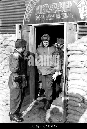 Designierter Präsident Dwight D. Eisenhower (*****) Verlässt seine der 5. ***** , Bei seinem Besuch bei seinem der 1. ***** Korea. 04. Dezember 1952. (Foto von U.S. Army Photo). Stockfoto