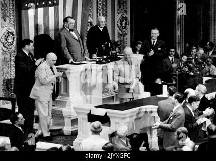 Eisenhower Rede Mitglieder des Kongresses - General Dwight D. Eisenhower, erkennt den Applaus und die Ovation, die ihm von den Mitgliedern des Kongresses, nachdem er eine kurze Rede. Direkt hinter dem General sind Senator Kenneth McKellar, Präsident des Senats, und Sprecher des Repräsentantenhauses, Sam Rayburn, rechts. 18. Juni 1945. (Foto von ACME Photo) Stockfoto