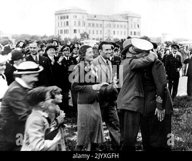 Il Duce begrüßt seinen Schwiegersohn - Il Duce wird hier gezeigt, als er Graf Galeazzo Ciano, seinen Schwiegersohn, bei seiner Rückkehr hierher (17. Mai) aus Äthiopien begrüßte.Mussolinis zwei Söhne kehrten ebenfalls im selben Flugzeug aus dem Krieg zurück. 25.Mai 1936. (Foto von Associated Press Photo). Stockfoto