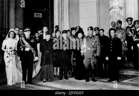 Mussolinis zweiter Sohn Weds - die Braut und der Bräutigam, fotografiert nach der Zeremonie mit (L bis R) Senora Roberti, Signor Guido Roberti; Donna Rachele Mussolini und Signor Mussolini. Die Hochzeit fand in Rom am Samstag von Bruno Mussolini, dem zweiten Sohn von Signor Mussolini, zu Signoria Gina Roberti statt. Der Duce war bei der Zeremonie anwesend und der Zeuge des Bräutigams waren seine Mitpiloten des Fluges über den Südatlantio. 31. Oktober 1938. (Foto von Keystone). Stockfoto