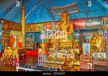 MAE HONG SOHN, THAILAND - 6. MAI 2019: Wat Chong Klang Tempel mit Weidenbuddha-Bild, am 6. Mai in Mae Hong Son Stockfoto
