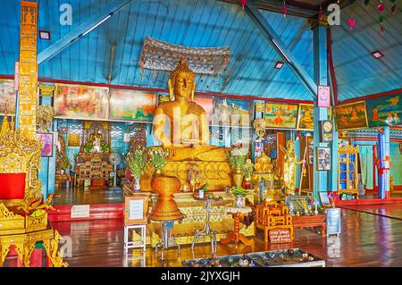 MAE HONG SOHN, THAILAND - 6. MAI 2019: Der Altar des Main Viharn des Wat Chong Klang Tempels mit Weidenbild von Buddha in der Erde berührende Geste, auf Stockfoto