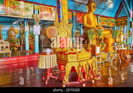 MAE HONG SOHN, THAILAND - 6. MAI 2019: Der Hauptviharn des Wat Chong Klang Tempels mit Weidenbild des Buddha, umgeben von Blumen, Skulpturen und p Stockfoto