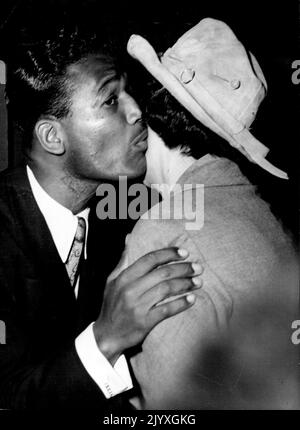 Auszeichnung Für Robinson -- Der Boxweltmeister Sugar Ray Robinson erhält den traditionellen gallischen Kuss von Madame Auriol, der Ehefrau des französischen Präsidenten, bei einer Pariser Zeremonie am 16. Mai, bei der Robinson Madame Auriol einen Scheck über $10.000 vom amerikanischen Damon Runyon Fund für die Krebsforschung in Frankreich überreichte. 1. Juni 1951. (Foto von Associated Press Photo). Stockfoto