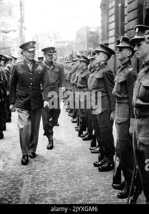 General Eisenhower erhält die Freiheit der Stadt London - als er im Herrenhaus ankam, wo er Ehrengast bei einem Bürgerlichen Mittagessen war, das der Zeremonie im Guildhall folgte, inspiziert General Eisenhower den Ehrenschutz. General Dwight D. Eisenhower fuhr durch jubelnde Massen in die Guildhall, wo er die Freiheit der City of London erhielt. Der Oberste alliierte Kommandant war danach Ehrengast bei einem Mittagessen im Herrenhaus, an dem die City Corporation, Mitglieder des Kriegskabinetts und viele andere Persönlichkeiten teilnahmen. 12. Juni 1945. Stockfoto