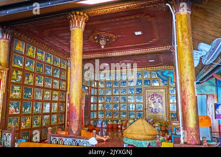MAE HONG SOHN, THAILAND - 6. MAI 2019: Die Glasmalereien von Phra Vejsandon Jakata (Geschichten von früheren Leben des Buddha), Wat Chong Klang Tempel, am Mai Stockfoto