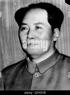 Er ist der Boss der chinesischen Roten -- Hier ist das neueste offizielle Porträt von Mao Tze-Tung, dem Vorsitzenden der Zentralvölkerregierung Chinas, und dem "starken Mann" des Roten China und seiner Armeen. Dieses Foto wurde am 10. November dieses Jahres von einem offiziellen kommunistischen Fotografen in Peiping gemacht und von dort nach Hongkong geschickt, von wo aus es die Vereinigten Staaten erreichte. Es sind Maos riesige Armeen, die sich heute entlang der Parallele von 38. in Korea für eine neue Offensive gegen die Streitkräfte der Vereinten Nationen zusammenschließen. 28. Dezember 1950. (Foto von AP Wirephoto). Stockfoto