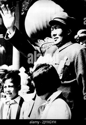 Der Meister des roten Chinas - Mao Tse-Tung, der Meister des roten Chinas, hebt seine rechte Hand zum Gruß während des vergangenen marsches in Peking, Oktober 1. Mehr als vierhunderttausend Menschen nahmen am 1. Oktober am zweiten Jahrestag der Gründung der volksrepublik China am Tien-an-Men-Platz in Peking an einer riesigen Parade zum Nationalfeiertag Teil. Der Führer des Roten China, Mao Tse-Tung, nahm den Gruß an. 18. November 1951. Stockfoto