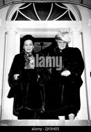 Madame Chiang Hat ***** Truman - nach einem Tee und einem einstündigen Besuch mit Präsident Truman verlässt Frau Chang Kai-Shek, Chinas erste Dame, heute Nachmittag das Blair House hier am 12./10. Frau Chiang, begleitet von ihrer Gastgeberin für diesen US-Besuch, Frau George C.Marshall, Frau des Außenministers (rechts), hatte keine Kommentare für Reporter. 10. Dezember 1948. (Foto von ACME Photo) Stockfoto