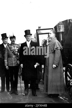 Neuer US-Botschafter überreicht sein Beglaubigungsschreiben: Herr Joseph P. Kennedy, der neue US-Botschafter beim Gericht von St. James, ging heute Morgen zum Buckingham Palace, um dem König sein Beglaubigungsschreiben zu überbringen. Joseph P. Kennedy, der kurz vor dem Betreten des Staatsbusses stand, begleitet von Sir Sidney Clive (links) Marschall des Diplomatischen Korps, als er zum Palast aufbrechen wollte. 08. März 1938. (Foto von Keystone). Stockfoto