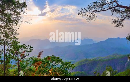 Genießen Sie die Abenddämmerung über den thailändischen Highlands, bedeckt mit üppigen Wäldern, Mae Hong Son, Thailand Stockfoto