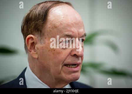 Washington, Vereinigte Staaten. 08. September 2022. Der US-Senator Richard Shelby (Republikaner von Alabama) spricht mit Reportern, während er am Donnerstag, den 8. September 2022, bei einer Abstimmung im US-Kapitol in Washington, DC, durch die Senatsunterführung geht. Kredit: Rod Lampey/CNP/dpa/Alamy Live Nachrichten Stockfoto