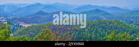 Panoramaszenerie der Dawna Range von Shan Hills, bedeckt mit Nadelwäldern, Mae Hong Son, Thailand Stockfoto