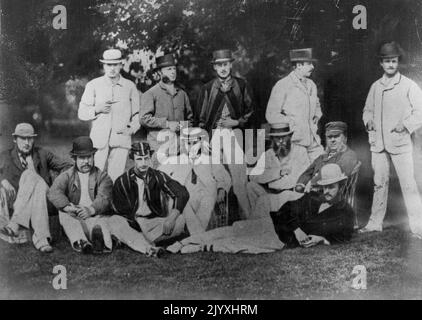 Cricket im Jahr 1866 -- König Edward - damals Prinz von Wales - wurde wegen einer 'Ente' gedrängt die Menge war verärgert und der Bowler war nicht populär. Interessante Photophs des Historic Cricket Match in Sandringham, in dem König Edward zuerst einging und eine „Ente“ machte, hängen im Pavillon am Lord's Ground London. König Edward (damals Prinz von Wales), der 24 war, spielte für I. Zingari gegen die Herren von Norfolk. Die Punktzahlen waren I. Zingari, 277. (R.A. Fitzgerald 101): Gentlemen of Norfolk 119 und 60. Die Teams waren 12 pro Mannschaft und das Spiel dauerte zwei Tage am 17. Und 18. Juli 1866. 7. Oktober 1935. Stockfoto