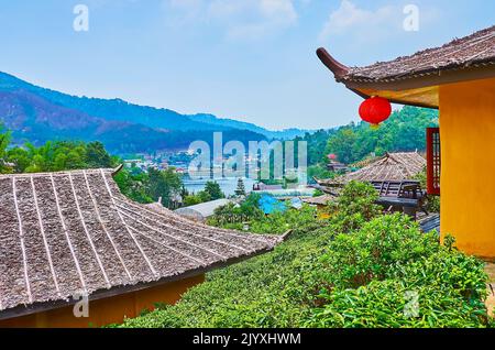 Die Berglandschaft, der Mae Sa-Nga See, Teesträucher und geschwungene Dächer kleiner chinesischer Häuser, das thailändische Teestandort Ban Rak, Thailand Stockfoto