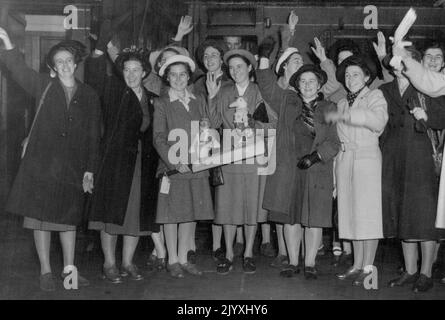 Frauen-Cricketspieler verlassen sich zur Australian Tour -- das Frauen-Cricket-Team winken heute morgen in St. Pancras auf Wiedersehen. Ein englisches Frauen-Cricket-Team verließ die St. Pancras Station, London, am Morgen mit dem 'Orion'-Bootszug, zu Beginn ihrer Reise nach Australien, wo sie gegen australische Frauen-Teams spielen werden. 14. Oktober 1948. Stockfoto