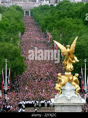 File Photo vom 4/6/2002 der Szene vom Dach des Buckingham Palace, als sich Menschenmengen versammelten, um den Jubilee-Flug von 27 Flugzeugen, darunter die Red Arrows und Concorde, über der Mall zu beobachten, um das Goldene Jubiläum der Queen beim größten Formationsflug über London seit 1981 zu feiern. Die Queen tourte während ihres Goldenen Jubiläumsjahres durch Großbritannien – aber 2002 starben auch ihre Schwester und ihre Mutter. Zweifler hatten darauf bestanden, dass das Goldene Jubiläum ein Flop sein würde – die Monarchie sei nicht mehr relevant und die Royalisten sollten sich endlich den Republikanern beugen, argumentierten sie. Mehr als eine Million Menschen turne Stockfoto