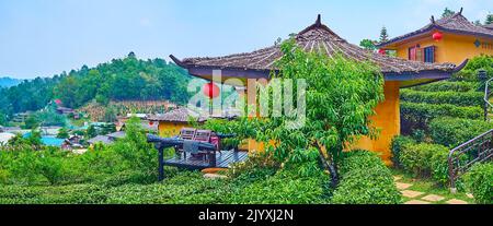 Panorama mit kleinen chinesischen Touristenhäusern auf Teeplantage, Ban Rak Thai Yunnan Teeldorf, Thailand Stockfoto